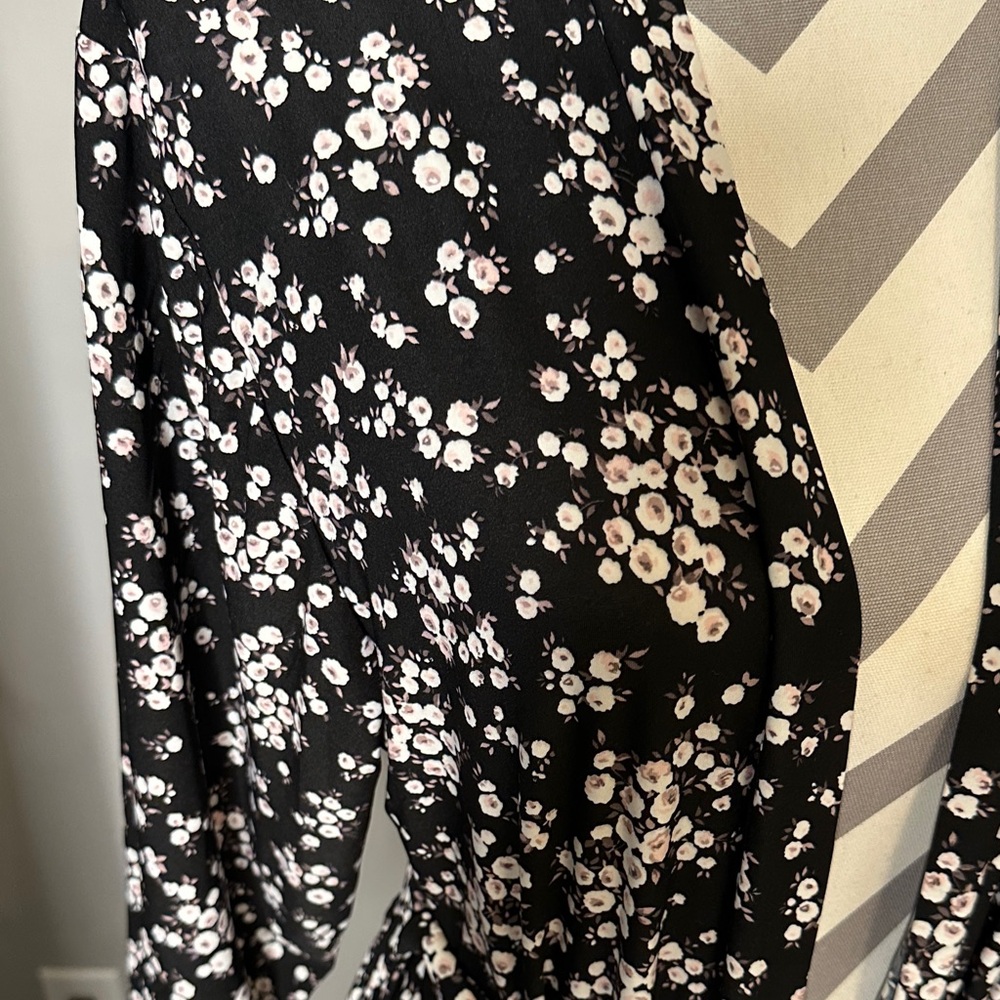 Chic Floral Robe - Picture 2 of 6